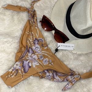 Vitamin A swim scrunch bottom BNWT